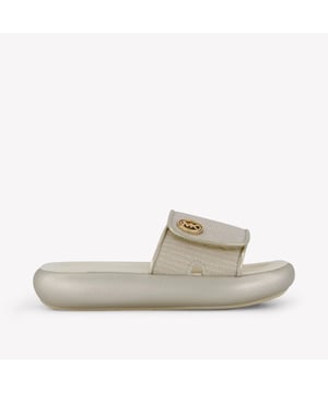 
<p>Ontdek de magie van de Michael Kors Raelynn Darby meisjes slippers in goud.  Deze slippers, met hun sprankelende gouden tint, zijn een perfecte mix van elegantie en comfort. De verfijnde velcroband biedt een ideale pasvorm voor kleine voetjes, terwijl het luxueuze ontwerp de stijl van je kind naar een hoger niveau tilt. Dankzij het iconische MK-logo straalt je kleintje in elke stap vertrouwen en klasse uit. Perfect voor zonnige dagen en speciale gelegenheden, deze slippers zijn een must-have voor de modebewuste mini-fashionista.</p>

<p>MICHAEL KORS KIDS MK01951250 ZOMER 2025</p>