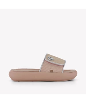 
<p>Ontdek de verfijnde charme van de Michael Kors kinderslippers in licht roze, perfect voor stijlvolle zomerdagen. Deze slippers combineren elegant design met ongeëvenaard comfort, dankzij de zachte, ademende stof en de handige velcroband.</p>

<p>Elke stap wordt een statement met het iconische MK-logo, subtiel verweven in het ontwerp. Ideaal voor kleine trendsetters die houden van luxe en kwaliteit.</p>

<p>Geef je kleintje het allerbeste en laat hen stralen in deze tijdloze slippers. Een must-have voor elke modebewuste ouder.</p>

<p>MICHAEL KORS KIDS MK01951668 ZOMER 2025</p>