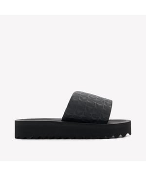 
<p>Ontdek de verfijning van de Michael Kors kinderslippers in zwart, perfect voor de zomer van 2025. Deze slippers combineren stijl en comfort met een subtiele logoband voor een luxe uitstraling. De hoogwaardige materialen zorgen voor een zachte en ondersteunende pasvorm, ideaal voor kleine voetjes die de wereld ontdekken. </p>

<p>Met een tijdloos ontwerp stralen deze slippers klasse en exclusiviteit uit, precies wat je zoekt voor jouw kind. Laat hen opvallen met de perfecte balans tussen speelsheid en elegantie.</p>

<p>MICHAEL KORS KIDS MK01372001 ZOMER 2025</p>