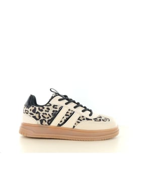 
De Posh by PS Poelman C3210416 meisjes sneaker combineert stijl en comfort in één modieuze schoen. Met zijn opvallende leopardprint en beige basis straalt deze sneaker modebewustzijn uit, terwijl de stevige zwarte details voor een stoere touch zorgen.Dankzij de vetersluiting sluit de schoen perfect aan op de voet, waardoor meisjes zorgeloos kunnen rennen, spelen of naar school gaan. De comfortabele zool biedt de hele dag door ondersteuning en loopgemak. Deze sneaker is eenvoudig te combineren met zowel casual outfits als trendy looks – een must-have in de garderobe van elk modebewust meisje.Posh by PS Poelman staat bekend om schoenen die fashion en draagcomfort moeiteloos samenbrengen. Deze sneaker is daar een mooi voorbeeld van: speels, stijlvol en praktisch.