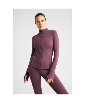 
Ben je op zoek naar een comfortabele en stijlvolle running jack voor dames? Dan is de RÖHNISCH Legacy Full Zip Jack in het paars de perfecte keuze voor jou. Dit jack biedt talloze voordelen die je hardloopervaring naar een hoger niveau tillen. Dankzij de volledige ritssluiting kun je gemakkelijk de ventilatie aanpassen tijdens je run. De jack is gemaakt van hoogwaardige materialen die zweet afvoeren en je droog en comfortabel houden, zelfs tijdens intensieve workouts. De vrouwelijke pasvorm zorgt ervoor dat je vrij kunt bewegen zonder belemmering, terwijl de paarse kleur een trendy en opvallende uitstraling geeft. De RÖHNISCH Legacy Full Zip Jack is voorzien van enkele belangrijke kenmerken die het tot een must-have maken voor elke hardloopster. Het jack heeft handige zakken waarin je je essentials kunt meenemen, zoals je telefoon, sleutels en geld. Reflecterende details zorgen voor extra veiligheid tijdens het hardlopen in het donker, terwijl duimlussen ervoor zorgen dat de mouwen