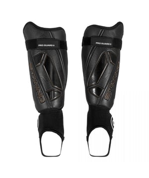 
We presenteren met trots de STANNO Pro Guard II, de ideale scheenbeschermer voor heren. Het is niet zomaar een voetbalaccessoire, maar een hulpmiddel van topkwaliteit voor degenen die waarde hechten aan veiligheid en stijl op het veld. De STANNO Pro Guard II, uitgevoerd in klassieke zwart-witte kleuren, onderscheidt de drager niet alleen door zijn sportieve uitstraling, maar ook door zijn superieure beschermingskwaliteiten. Eén van de meest opvallende voordelen van de STANNO Pro Guard II scheenbeschermer is het ongeëvenaarde comfort. Gedaan zijn de dagen van schurende en slecht passende scheenbeschermers die je prestaties op het veld ondermijnen. Deze scheenbeschermer is speciaal ontworpen om zich moeiteloos aan te passen aan de contouren van je scheenbeen, dit zorgt voor een natuurlijk gevoel zonder afbreuk te doen aan de bescherming. De belangrijkste kenmerken van de STANNO Pro Guard II kunnen niet onvermeld blijven. Het is uitgerust met een sterke, robuuste buitenschaal die