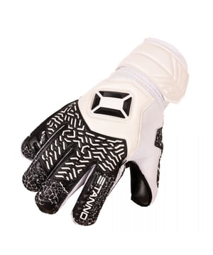 
Ik presenteer u met trots de STANNO Volare Match Jr III Goalkeep, het nieuwste model keepershandschoenen speciaal ontworpen voor jongens. Het is niet zomaar een handschoen, het is een gevoelige balans tussen flexibiliteit en stabiliteit, een kruising van techniek en comfort. Een van de grootste voordelen van deze handschoenen is de perfecte pasvorm, die zorgt voor volledige handbescherming zonder in te boeten aan bewegingsvrijheid. Hierdoor kunnen jonge keepers zich volledig concentreren op het spel. De beheersing van de bal wordt geoptimaliseerd dankzij de speciaal ontworpen grip. Daarnaast biedt het ademende materiaal van hoge kwaliteit een uitstekend draagcomfort, ook gedurende lange speeltijden. Wat maakt de STANNO keepershandschoen zo bijzonder? Het zit hem in de details. Zo is elk aspect van de handschoen ontworpen met prestatie en comfort in het achterhoofd. De duurzame en toch flexibele stof zorgt voor een superieure grip, terwijl de klittenbandsluiting een stevige maar