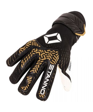
Ervaar de ultieme grip en bescherming met de STANNO Thunder VII keepershandschoen. Speciaal ontworpen voor heren en gekleurd in een stijlvol zwart-wit design, onderscheidt dit model zich van de rest op het veld. De Thunder VII keepershandschoen van STANNO is een prachtig exemplaar dat vorm en functie op een spectaculaire manier combineert. Een van de belangrijkste voordelen van de STANNO Thunder VII keepershandschoen is de ongeëvenaarde grip die deze biedt. De handpalm is gemaakt van hoogwaardig materiaal dat zelfs in de meest uitdagende weersomstandigheden een uitstekende grip biedt. Of het nu gaat om een droge, zonnige dag of een nat, regenachtig veld, deze handschoen zorgt ervoor dat u de bal met vertrouwen kunt vangen. Naast de indrukwekkende grip, biedt de STANNO Thunder VII keepershandschoen uitzonderlijke bescherming. Het materiaal is duurzaam en slijtvast, ontworpen om de impact van de bal te weerstaan en uw handen te beschermen tegen blessures. Bovendien zorgt het verstelbare