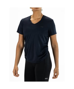 
Introduceer jezelf aan de wereld van sport en stijl met het SJENG SPORTS Ines tee, een tennis-t-shirt met korte mouwen speciaal ontworpen voor dames. Dit pronkstuk van een t-shirt komt in een klassieke marine tint die zich perfect laat combineren met elke outfit en stijl. Bij SJENG SPORTS begrijpen we dat je tijdens het sporten niet alleen dag prestaties belangrijk zijn, maar dat er ook waarde zit in het uiten van je eigen stijl en individualiteit. Daarom bieden we de ultieme combinatie van comfort, functionaliteit en uitstraling. Het SJENG SPORTS Ines tee is zo'n voorbeeld waarin deze eigenschappen perfect samenkomen. Het shirt is gemaakt van hoogwaardige materialen die niet alleen duurzaam zijn, maar ook bijdragen aan een optimale sportprestatie. De stof is ademend en zorgt er voor dat je lichaam koel blijft, zelfs tijdens de meest intensieve potjes tennis. Tegelijkertijd zorgt de prettige pasvorm ervoor dat je je vrij kunt bewegen zonder beperkingen. Daarnaast heeft het shirt een