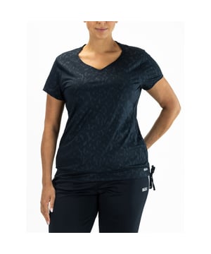 
Ontdek de ultieme combinatie van stijl, comfort en functionaliteit met het nieuwe "Irini Plus Tee" tennist-shirt met korte mouwen voor dames van SJENG SPORTS. Dit trendy marine blauwe t-shirt tilt je tenniservaring naar een hoger niveau en zorgt ervoor dat je jezelf op de beste manier kunt presenteren. Dit shirt geeft je tal van voordelen die bijdragen aan je sportieve prestaties zonder in te leveren op stijl. Het "Irini Plus Tee" is specifiek ontworpen om je de vrijheid en het comfort te geven om je te concentreren op je spel. Dit wordt bereikt door de unieke pasvorm die speciaal is ontworpen voor de vrouwelijke vorm en om bewegingsvrijheid te maximaliseren. Daarnaast absorbeert het hoogwaardige, ademende katoen zweet en houdt het je huid droog, waardoor je ook op de meest intense tennisdagen comfortabel blijft. Enkele van de belangrijkste kenmerken die het "Irini Plus Tee" onderscheiden zijn de hoogwaardige materialen en de zorg waarmee het t-shirt is vervaardigd. Het shirt maakt