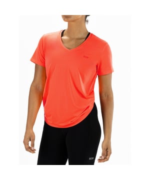 
Introductie: Laat ons je voorstellen aan de exclusieve Ines Tee van SJENG SPORTS, een tennist-shirt voor dames die geloven in de kracht van een subtiele kleur en stijlvolle elegantie. Gedoopt in een vrolijke oranje tint, brengt dit tennisshirt een frisse toets van vitaliteit in je sportgarderobe, terwijl het je tegelijkertijd een ultiem comfort en bewegingsvrijheid biedt. Voordelen: Het Ines Tee heeft veel te bieden aan de actieve en modieuze vrouw. Onze innovatieve stoffen garanderen optimaal ademend vermogen en een efficiënte vochtregulatie, waardoor je zelfs onder zware druk droog en comfortabel blijft. De gebruikte stof verzekert je ook van maximale bewegingsvrijheid waardoor je nooit belemmerd wordt in je zwaarste tenniswedstrijden. En dat alles zonder in te boeten aan stijl of fit: de doordachte snit en het verfijnde ontwerp van het Ines Tee laat elke vrouw schitteren op het veld. Belangrijkste kenmerken: De Ines Tee van SJENG SPORTS is niet alleen ontworpen om op te vallen, maar