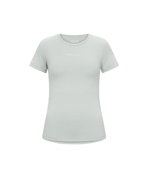 
RÖHNISCH introduceert met trots de jacquard ss top, een training t-shirt met lange mouwen voor dames in een stijlvolle grijze kleur. Dit topje is perfect voor elke workout, of het nu gaat om een intensieve hardloopsessie of een ontspannen yogales. De voordelen van de jacquard ss top zijn eindeloos. Dankzij het ademende materiaal blijf je koel en comfortabel, zelfs tijdens de zwaarste trainingen. De nauwsluitende pasvorm zorgt ervoor dat je vol vertrouwen kunt bewegen, terwijl de lange mouwen bescherming bieden tegen de elementen. Bovendien voelt de stof zacht aan op de huid en is deze sneldrogend, waardoor je snel weer klaar bent voor de volgende workout. De belangrijkste kenmerken van de jacquard ss top zijn onder andere de unieke jacquard print, die zorgt voor een trendy uitstraling, en de ronde halslijn die zorgt voor een flatterende pasvorm. Het shirt is voorzien van het RÖHNISCH logo op de borst, waardoor je kunt laten zien dat je kiest voor kwaliteit en stijl. Kortom, de RÖHNISCH
