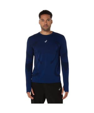 
Laat u kennismaken met ASICS Road Seamless LS Top hardloopshirt voor heren. Uitgevoerd in een fris blauwe toon, is dit technisch geavanceerde werk van naadloos breiwerk het perfecte antwoord voor hardlopers die zich willen concentreren op hun hardloopprestaties. Dit shirt combineert stijl, comfort en functionaliteit naadloos, precies zoals een hardloopshirt zou moeten zijn. Het grootste voordeel van deze top is het bieden van een ononderbroken hardloopervaring. Met zijn ACTIBREEZE™-technologie zorgt het hardloopshirt voor een ongekend ademend gevoel en comfort tijdens de run, wat essentieel is om topprestaties te leveren. Daarnaast garandeert de naadloze breiwerkconstructie dat u geen last krijgt van schurende naden onderweg. Wat dit Hardloopshirt echt onderscheidt, zijn de vele slimme kenmerken die zijn toegevoegd om aan de hoge verwachtingen van een moderne hardloper te voldoen. De top beschikt over strategisch geplaatste ventilatieopeningen voor gerichte luchtcirculatie waardoor uw