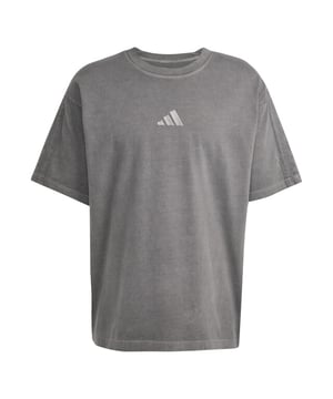 
Maak kennis met het ADIDAS m a szn w t sport t-shirt met korte mouw voor heren. Een uitstekende keuze voor elk type sporter die op zoek is naar zowel functionaliteit als stijl in zijn sportkleding. Dit uitstekende product, uitgevoerd in elegant zwart, is ontworpen om je bij te staan in je sportieve prestaties zonder in te boeten aan modebewustzijn. Eén van de grootste troeven van dit sport t-shirt is ongetwijfeld het ongeëvenaarde comfort dat het biedt. Gemaakt van materialen van de beste kwaliteit, voelt dit t-shirt licht en zacht aan op je huid, en laat het je toe om je volledig vrij en ongehinderd te bewegen. Bovendien zorgt de speciale snit van het t-shirt voor een optimale pasvorm, wat betekent dat het t-shirt altijd perfect zal zitten, hoe intensief je ook traint. Belangrijke kenmerken van dit ADIDAS sport t-shirt zijn onder meer de korte mouwen, waardoor je armen volledige bewegingsvrijheid hebben en de stof die een perfecte balans biedt tussen ademend vermogen en duurzaamheid.