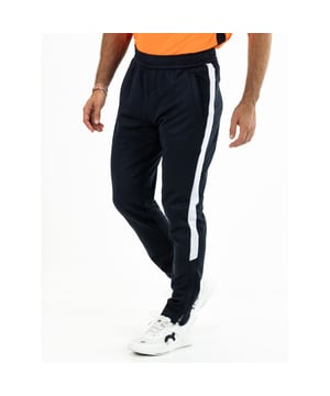 
Maak kennis met de nieuwste toevoeging aan ons assortiment: de SJENG SPORTS Dorean Pant. Ideaal voor de moderne man die op zoek is naar een combinatie van stijl, comfort en functionaliteit in zijn sportkleding. Deze trainingsbroek is speciaal ontworpen voor tennis, hoewel hij in geen enkele sportgarderobe zou misstaan. De Dorean Pant van SJENG SPORTS biedt een aantal onmiskenbare voordelen voor de drager. Allereerst garandeert zijn uitmuntende kwaliteit een lange levensduur, zelfs bij frequent gebruik. Bovendien zorgt de slim fit voor een modieuze uitstraling terwijl de flexibele stof volop ruimte biedt voor beweging. De kleur van de broek is marine, dit betekent dat deze Dorean Pant niet enkel praktisch is, maar ook klaar om met tal van andere items uit je garderobe te combineren. Enkele belangrijke kenmerken van deze broek helpen verder die blinkende voordelen te onderstrepen. De ademende stof zorgt ervoor dat je koel en droog blijft, zelfs tijdens intense trainingssessies. De