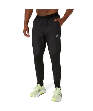 
Elementen zonder in te boeten op flexibiliteit en comfort. De ASICS ROAD Pant is een uiterst functionele hardloopbroek ontworpen voor heren die te allen tijde willen blijven trainen, ongeacht de weersomstandigheden. Het is meer dan zomaar een hardloopbroek: het is een essentieel onderdeel van uw uitrusting, speciaal ontworpen om ononderbroken prestaties te ondersteunen. Eén van de unieke voordelen van deze broek is dat hij gemaakt is van 100% gerecycleerd polyester, waardoor hij een duurzame keuze is. Maar "duurzaam" betekent niet "compromis op prestaties". Integendeel, de ASICS ROAD Pant is voorzien van een windbestendige DWR-coating en waterafstotende softshell panelen op strategische zones, wat de broek ideaal maakt voor trainingen in wisselende weersomstandigheden. Daarnaast beschikt de broek over een bijzondere eigenschap: verstelbare ventilatieopeningen op de pijpen. Deze bieden u de mogelijkheid om de luchtcirculatie simpelweg aan te passen aan uw mate van intensiteit of het