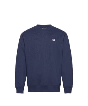 
Introductie: Stel je voor, je komt thuis na een lange dag werken, trekt je zakelijke pak uit en glijdt in iets comfortabels en stijlvol tegelijk. Dat is precies het gevoel dat je krijgt met de New Balance Sport Essentials Fleece Crew voor heren. Deze hoodie, in een stijlvolle donkerblauwe kleur, biedt optimaal comfort gecombineerd met een verfijnde stijl die je in al je casual outfits zal doorvoeren. Voordelen: Comfort staat centraal bij de New Balance Sport Essentials Fleece Crew. Gemaakt van zacht katoen, zorgt het materiaal voor lichaamswarmte terwijl het comfortabel aanvoelt tegen de huid. Om het comfort naar een hoger niveau te tillen, beschikt de hoodie over langere mouwen, waardoor bewegen soepel en vrij aanvoelt, en een crewneck, waarmee een klassieke look wordt gecreëerd die altijd in de mode blijft. Belangrijkste kenmerken: De New Balance Sport Essentials Fleece Crew is gebouwd om te presteren. Het beschikt over een knitconstructie, wat zorgt voor een lichtgewicht gevoel.