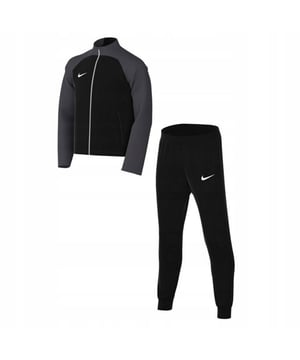 
100% Polyester. Ontwerp: Contrast, Swoosh. Zakken: 2 Zijzakken, Rits. Taille: Elastisch, intern koord. Mouwtype: Raglan met lange mouwen, Raglan met lange mouwen. Halslijn: Staande Kraag. Zoom: Gelast. Stoftechnologie: Dri-FIT. Sluiting: Volledige rits, aan te trekken. Onbeperkte bewegingsvrijheid. Inhoud: 1 jas, 1 joggingbroek. 8-10 jaar: 27 in. 13-15 jaar: 35 in. 12-13 jaar: 36 in.