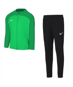 
100% Polyester. Ontwerp: Contrast, Swoosh. Zakken: 2 Zijzakken, Rits. Taille: Elastisch, intern koord. Mouwtype: Raglan met lange mouwen, Raglan met lange mouwen. Halslijn: Staande Kraag. Zoom: Gelast. Stoftechnologie: Dri-FIT. Sluiting: Volledige rits, aan te trekken. Onbeperkte bewegingsvrijheid. Inhoud: 1 jas, 1 joggingbroek. 8-10 jaar: 27 in. 13-15 jaar: 35 in. 12-13 jaar: 36 in.