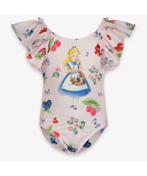 
<p>Laat je kleintje stralen in dit verfijnde MonnaLisa badpak, geïnspireerd door de betoverende wereld van Alice. De zachte lichtroze tint en delicate illustraties creëren een magische uitstraling, perfect voor zonnige dagen. Gemaakt van hoogwaardige, huidvriendelijke materialen, biedt het ongeëvenaard comfort en een perfecte pasvorm. De verfijnde ruches voegen een vleugje elegantie toe, terwijl het iconische design de fantasie prikkelt. Een tijdloze keuze voor stijlbewuste ouders die alleen het allerbeste wensen.</p>

<p>MONNALISA KIDS 19E074 ZOMER 2025</p>