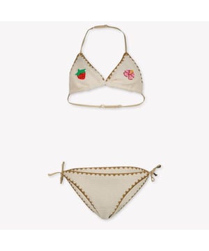 
<p>Ontdek de verfijnde charme van de MC2 Saint Barth bikini in off white. Deze exclusieve zwemkleding, met delicate gehaakte fruitdetails, combineert speelsheid met elegantie. Perfect voor de kleine fashionista die straalt in stijl en comfort. </p>

<p>De hoogwaardige materialen en zorgvuldige afwerking zorgen voor een aangename pasvorm, ideaal voor zonnige avonturen. Laat je betoveren door de unieke uitstraling van deze tijdloze klassieker.</p>

<p>Investeer in een stukje luxe dat zowel jij als je kind zal koesteren. </p>

<p>MC2 SAINT BARTH KIDS HOL0001 04266H ZOMER 2025</p>
