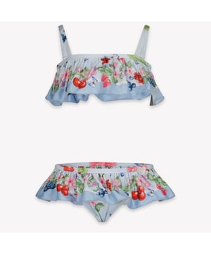 
<p>Laat je kleintje stralen in deze verfijnde MonnaLisa bikini, uitgevoerd in een delicate lichtblauwe tint. Het levendige zomerfruitmotief geeft een speelse en exclusieve touch, perfect voor zonnige dagen aan het strand of zwembad. De zachte, hoogwaardige stof biedt ultiem comfort en bewegingsvrijheid, terwijl het elegante ruchesdetail zorgt voor een tijdloos silhouet. Kies voor deze luxe zwemkleding die stijl en vakmanschap ademt, en maak van elke zomerdag een modieuze belevenis. </p>

<p>MONNALISA KIDS 19E077 ZOMER 2025</p>