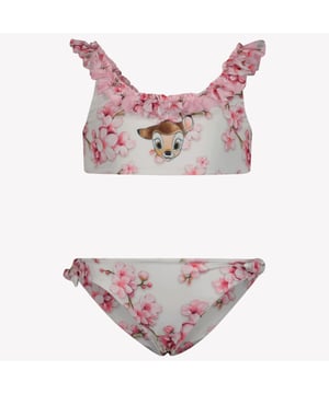 
<p>Laat je kleintje stralen in deze verfijnde MonnaLisa bikini. De delicate Bambi-print op een achtergrond van bloesemroze bloemen vangt de magie van de zomer.  De zachte, hoogwaardige stof omarmt de huid als een tweede laag en biedt comfort en stijl. De speelse ruches en perfecte pasvorm maken dit tot een onmisbaar stuk voor zonnige dagen.</p>

<p>Gun je kind het beste van Italiaans design en vakmanschap. Een vleugje exclusiviteit voor elke stranddag.</p>

<p>MONNALISA KIDS 19E061 ZOMER 2025</p>