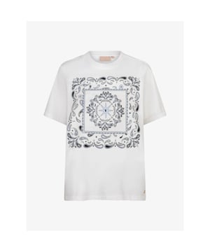 
Het JOSH V Dorie Bandana dames T-shirt in de kleur Off White is een heerlijke basic voor de zomer. De tee is gemaakt van organisch katoen met stretch en heeft een regular fit. Het witte T-shirtje is verder verrijkt met een unieke JOSH V logoprint. Combineer het shirtje met een denim shorts en sneakers voor een alledaagse look of met een rokje en pumps voor avondje uiteten.
