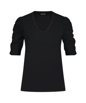 
LADY DAY Toya vind je nu op To Be Dressed. Prachtig en uniek item van premium travelkwaliteit en gemaakt van de volgende materialen: 80%pa/20%el. De top Toya is een recht vallende, top met V-hals. De top heeft driekwartmouwen met kleine plooien aan de bovenkant.