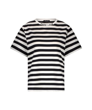 
LADY DAY Reese vind je nu op To Be Dressed. Prachtig en uniek item van premium travelkwaliteit en gemaakt van de volgende materialen: 97%Cotton 3%Spandex. Het T-Shirt Reese is een rechtvallend t-shirt met korte mouw en ronde hals. De hals is voorzien van een borduur.