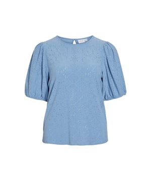 
Het lichtblauwe t-shirt voor dames van het trendy merk Vila is een echte must-have voor jouw garderobe. Het t-shirt is gemaakt van hoogwaardige materialen, namelijk 72% polyester, 25% viscose en 3% elastaan. Hierdoor voelt het shirt niet alleen heerlijk zacht aan, maar behoudt het ook zijn mooie pasvorm. De lichtblauwe kleur is perfect voor het komende seizoen en geeft jouw outfit een frisse en moderne uitstraling. Dit t-shirt met korte mouwen is ideaal voor zowel casual als chique gelegenheden en kan eindeloos gecombineerd worden. Bestel dit fashionable t-shirt van Vila nu in de webshop  en maak een statement met jouw stijl!