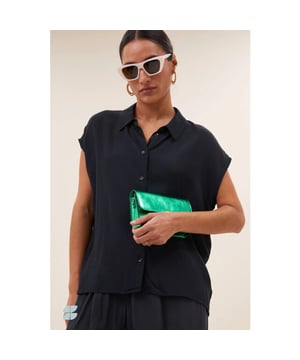 
<div>
<div>
<p>Ontdek de veelzijdigheid van de kiek viscose top in een stijlvolle graphite kleur! Deze casual blouse met korte mouwen is perfect voor elke gelegenheid. Gemaakt van Ecovero Lenzing viscose en heeft een normale pasvorm. De knoopsluiting en kraag geven een elegante touch aan je outfit. </p>
</div>
</div>
<div>
<div>
<ul>
<li>ecovero lenzing viscose</li>
<li>kleine kapmouw</li>
<li>draagbaar als set</li>
</ul>
</div>
</div><br>Kleur: graphite <br>
Materiaal: 100% ecovero viscose<br>
maatadvies: dit artikel valt op maat<br>
model info: 175 centimeter, draagt maat s<br>
fit: normale pasvorm