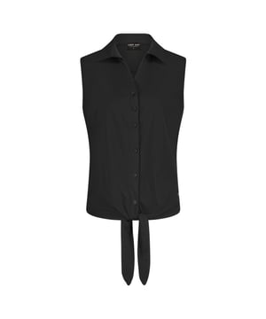 
LADY DAY Bibi vind je nu op To Be Dressed. Prachtig en uniek item van premium travelkwaliteit en gemaakt van de volgende materialen: 80% Polyamide 20% EA. De blouse bibi is mouwlous met platte kraag. Doorknoop sluiting aan de voorkant met knoop detail aan de onderkant.