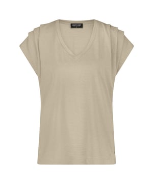
LADY DAY Kathy vind je nu op To Be Dressed. Prachtig en uniek item van premium travelkwaliteit en gemaakt van de volgende materialen: . De top Kathy is recht model met V-hals. De top heeft korte mouwen en plooien op de schouders.