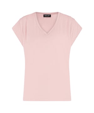 
LADY DAY Kathy vind je nu op To Be Dressed. Prachtig en uniek item van premium travelkwaliteit en gemaakt van de volgende materialen: . De top Kat is recht model met V-hals. De top heeft korte mouwen en plooien op de schouders.
