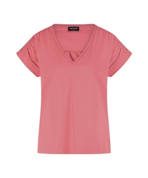 
LADY DAY Perle vind je nu op To Be Dressed. Prachtig en uniek item van premium travelkwaliteit en gemaakt van de volgende materialen: 80% Polyamide 20% EA. De top perle is een wijdvallende top met v-hals, korte mouwen en gathering op de schouders.