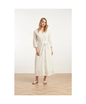 
Laat je stralen in deze prachtige witte midi-jurk van Smashed Lemon, een tijdloze toevoeging aan je garderobe. De jurk is gemaakt van 100% katoen en heeft een verfijnde Broderie Anglaise afwerking, wat zorgt voor een elegante en vrouwelijke uitstraling. Dankzij de gepaneelde V-hals en de doorknoopsluiting van de borst tot de zoom krijgt de jurk een speelse en flatterende look. De ¾-mouwen met brede manchetten geven een klassieke touch, terwijl de bijpassende stoffen ceintuur je taille prachtig accentueert. Bovendien is de jurk gevoerd, zodat je verzekerd bent van optimaal draagcomfort. Perfect voor zomerse dagen, een stijlvolle brunch of een romantisch uitje. Draag deze Smashed Lemon jurk met sandalen voor een casual look of combineer met hakken voor een chique uitstraling. Belangrijkste kenmerken: - Luchtig en comfortabel – Gemaakt van 100% katoen met een zachte voering- Tijdloos en elegant – Broderie Anglaise details en een flatterend silhouet- Veelzijdig te stylen – Draag casual of
