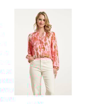 
De Smashed Lemon blouse met abstracte verfspatten is de perfecte toevoeging aan je kledingcollectie. Deze blouse heeft een speelse en unieke print in verschillende tinten perzik, oranje en roze op een off-white achtergrond. Het verfspatten-ontwerp maakt het een opvallend item, terwijl de V-vormige snit boven de borst een boho-stijl toevoegt. De blouse is volledig doorgeknoopt en heeft lange mouwen met elastische manchetten voor een comfortabele pasvorm. De schouderpanelen zijn afgewerkt met mooie quiltsteken, die extra detail aan het ontwerp geven. Gemaakt van 100% viscose, biedt deze blouse zowel stijl als comfort voor elke gelegenheid. Of je nu een casual look wilt creëren met jeans of een meer geklede uitstraling met een rok, deze blouse van Smashed Lemon is veelzijdig en modieus. Voeg dit statement-item toe aan je garderobe en draag het met trots! Belangrijkste kenmerken: - Abstracte verfspatten in perzik, oranje en roze op een off-white achtergrond. - V-vormige snit en quiltsteken