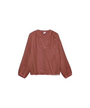 
Deze elegante brique kleurige top van Vero Moda is een must-have voor elke moderne vrouw. Gemaakt van 99% lenzingt ecoverot viscose en 1% metaalvezels, zorgt deze top niet alleen voor een trendy look, maar is het ook nog eens duurzaam. De zachte stof voelt heerlijk aan op de huid en is perfect voor elk seizoen. De top heeft lange mouwen die mooi aansluiten op de armen en een ronde halslijn die zorgt voor een flatterende look. Draag deze top met een mooie jeans en hakken voor een avondje uit of combineer het met een rok en sneakers voor een casual look. Met deze top voeg je een vleugje klasse toe aan elke outfit. Bestel deze top lm dames van Vero Moda nu  en geniet van stijl en comfort in één.