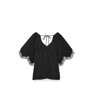 
De perfecte aanvulling op elke outfit: deze stijlvolle zwarte top voor dames van Vero Moda, verkrijgbaar . Gemaakt van 100% katoen, is deze top niet alleen duurzaam en comfortabel, maar ook tijdloos en veelzijdig. De klassieke zwarte kleur maakt het gemakkelijk om te combineren met elke look, of het nu casual of meer gekleed is. De top heeft korte mouwen en een ronde hals, waardoor het perfect is voor elk seizoen. Bovendien is het gemaakt van hoogwaardig katoen, waardoor het licht en ademend is, ideaal voor dagelijks gebruik. Voeg deze must-have toe aan je garderobe en maak elke dag een moeiteloos chique statement! Bestel deze zwarte top van Vero Moda nu  en geniet van de perfecte mix van comfort en stijl.
