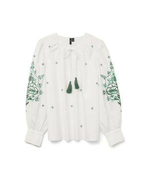 
Maak een statement met deze fashionable witte dessin top van het bekende merk Vero Moda. Gemaakt van 100% katoen, biedt deze top niet alleen een trendy uitstraling maar ook comfort en kwaliteit. De lange mouwen maken het perfect voor de overgang van seizoenen en kunnen gemakkelijk opgerold worden voor een casual look. De print van het dessin geeft een speelse touch aan de top, waardoor het zowel geschikt is voor een zakelijke outfit als voor een avondje uit. Combineer het met een jeans en hakken voor een stijlvolle look of draag het met een rok en sneakers voor een meer relaxte uitstraling. Deze top is een must-have voor elke trendy en stijlbewuste dame. Shop hem nu  en geef je garderobe een upgrade!