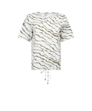 
De Travel Top Femmy van Zoso is een moderne eyecatcher met een speelse waveprint Dankzij het trekkoord aan de zoom pas je de top moeiteloos aan voor een sportieve of vrouwelijke look.Extra details zijn: Vhals Allover print Regular fit Korte mouwenMateriaal:80% Polyamide, 20% ElastanWasvoorschrift:Machinewas max. Fijnwas 30 graden Celsius. Niet in droger