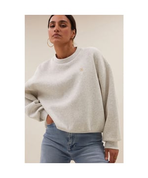 
<p>De essential sweater voor dit seizoen! Deze casual sweater met ronde halslijn, pofmouwen en organische katoen kwaliteit is ideaal voor elke gelegenheid. Voeg moeiteloos stijl en comfort toe aan je garderobe met deze must-have sweater. Combineer de sweater met jouw favoriete lina pants voor een casual look.</p><br>Kleur: Light grey melee <br>
Materiaal: 100% Organic katoen<br>
- casual fit<br>
- ronde halslijn<br>
model info: 172 centimeter, draagt maat s<br>
maatadvies: deze maat valt normaal<br>
fit: normale pasvorm