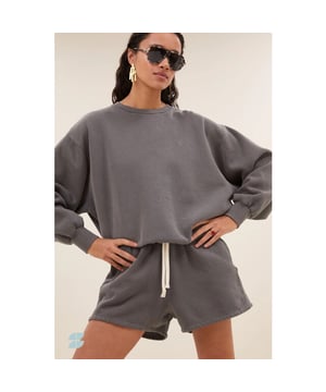 
<p>De bibi natural sweater, een casual en comfortabele keuze voor elke dag. Gemaakt van biologisch katoen, biedt deze oversized sweater een relaxte pasvorm met verlaagde schoudernaden en een ronde halslijn. Met een klein logo op de borst, straalt de sweater effortless stijl uit. Perfect om te combineren als set met de kid natural short! </p>
<ul>
<li>verlaagde schoudernaden</li>
<li>organisch katoen</li>
<li>draagbaar als set</li>
</ul><br>Kleur: concrete<br>
Materiaal: 100% organic cotton<br>
model info: 178 centimeter, draagt maat s<br>
fit: oversized