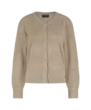 
LADY DAY Lisa vind je nu op To Be Dressed. Prachtig en uniek item van premium travelkwaliteit en gemaakt van de volgende materialen: . De Lisa cardigan is een fijne knit met ronde hals en pofmouwen. Het vest heeft sierlijke knopen als sluiting.