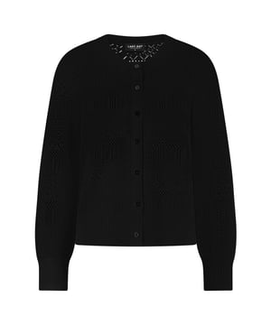 
LADY DAY Lisa vind je nu op To Be Dressed. Prachtig en uniek item van premium travelkwaliteit en gemaakt van de volgende materialen: . De Lisa cardigan is een fijne knit met ronde hals en pofmouwen. Het vest heeft sierlijke knopen als sluiting.