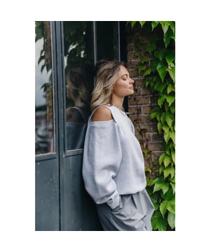 
<p>Deze zachte sweater heeft een losvallende pasvorm en open shouder details.</p><br>Kleur: Grey Melange<br>
Materiaal: 60% organic cotton 40% recycled polyester<br>
Model Valerie is 1.76m lang en draagt maat 36<br>
Losvallende pasvorm