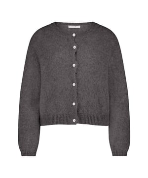 
Ervaar het comfort van de cleo natural cardigan, een tijdloze klassieker die moeiteloos elke outfit verrijkt. De casual fit met ronde halslijn en knoopsluiting omhult je zacht en stijlvol. De cardigan is gemaakt van een mooie alpaca blend. Dit veelzijdige vest is perfect voor elke dag! Een must-have voor elke garderobe!75% alpaca, 25% recycled polyester