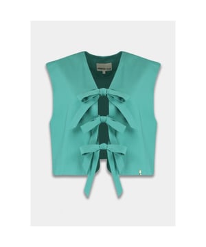 
De smaragdgroene Harper and Yve gilet is een must-have item voor je garderobe. Gemaakt van 70% viscose en 30% linnen, is dit gilet perfect voor zowel formele als casual gelegenheden. De combinatie van materialen zorgt voor een lichtgewicht en ademende stof, ideaal voor de warmere dagen. De knoopsluiting en kraag geven de gilet een klassieke uitstraling, terwijl de moderne pasvorm zorgt voor een eigentijdse twist. Draag deze gilet over een blouse voor een zakelijke look of over een basic top voor een casual outfit. Voeg een vleugje sophisticated groen toe aan je kledingkast met de Esmerald gilet van Harper and Yve. Shop nu in onze webshop en maak een goede eerste indruk waar je ook gaat!