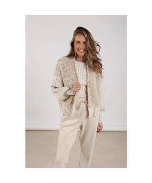 
<p>De Belle Cardigan is een luchtig vestje in beige tint, gemaakt van een zachte blend met o.a. mohair voor een luxe feel. De driekwart mouwen en iets lossere pasvorm geven het vest een elegante en comfortabele uitstraling.</p><br>Kleur: sand <br>
Materiaal: 60% Acryl, 18% Polyester, 15% Mohair, 7% Wol