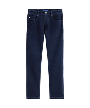
Scotch & Soda ribcord jeans model Ralston. Donker blauw van kleur en gemaakt van zachte stretchy ribcord katoen. Heeft een normale taille hoogte met knoopgulp. Een regular, aangesloten model met iets smallere pijpen. Op de achterzakken zie je de bekende 3 kruisjes van de makers van Scotch en Soda en natuurlijk ontbreekt het lederen label op de band niet. Valt normaal uit in de maat.
