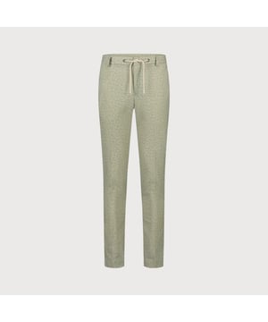 
Blijf altijd voorop lopen met de stijlvolle comfort chino met subtiel ruitmotief. De lichte, ademende stof zorgt voor optimaal draagcomfort, terwijl de tijdloze uitstraling deze chino geschikt maakt voor zowel werk als vrije tijd. Dankzij het aansnoerkoord krijgt de broek een perfecte pasvorm en is hij eenvoudig te combineren met verschillende outfits.
<ul>
	<li>Comfort chino met subtiel ruitmotief </li>
	<li>Aansnoerkoord voor een verstelbare taille </li>
	<li>Ademend en comfortabel materiaal </li>
	<li>Perfect voor werk en weekenden </li>
	<li>Stijlvol te combineren met een overhemd, colbert, polo of trui</li>
</ul>