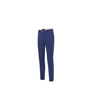 
Wij gaan voor de dressed Chino, meer details en luxe maar toch het casual draagcomfort.  
Voor de Circle of Gentlemen dressed chino hebben wij gekozen voor een Italiaanse stofsoort in een blend van 96% katoen en 4% eleastaan met een gewicht van 275 g/m2. Onze Italiaanse leverancier voor de chino stoffen beschikt over de vakkennis en de machines om een hoogwaardige katoen / elastaan blend dusdanig te weven dat de stof licht, soepel en zacht aanvoelt met voldoende rekbaarheid voor comfort en een perfecte pasvorm.

Wastips en onderhoud: Was de chino op maximaal 30 graden bij voorkeur op een programma voor fijne was of delicate was omdat dit minder hard centrifugeert. Onze chino’s mogen niet in de droogmachine. Gebruik bij voorkeur een fijnwasmiddel en strijken aan de binnenkant. Het beste is om de chino te stomen waarbij dit ook een goede manier is om de chino niet onnodig te wassen. Alleen licht sprayen met kledingverfrisser en daarna stomen. Doordat de stoom de vezels doordringt,