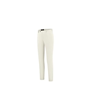 
Wij gaan voor de dressed Chino, meer details en luxe maar toch het casual draagcomfort.  
Voor de Circle of Gentlemen dressed chino hebben wij gekozen voor een Italiaanse stofsoort in een blend van 96% katoen en 4% eleastaan met een gewicht van 275 g/m2. Onze Italiaanse leverancier voor de chino stoffen beschikt over de vakkennis en de machines om een hoogwaardige katoen / elastaan blend dusdanig te weven dat de stof licht, soepel en zacht aanvoelt met voldoende rekbaarheid voor comfort en een perfecte pasvorm.

Wastips en onderhoud: Was de chino op maximaal 30 graden bij voorkeur op een programma voor fijne was of delicate was omdat dit minder hard centrifugeert. Onze chino’s mogen niet in de droogmachine. Gebruik bij voorkeur een fijnwasmiddel en strijken aan de binnenkant. Het beste is om de chino te stomen waarbij dit ook een goede manier is om de chino niet onnodig te wassen. Alleen licht sprayen met kledingverfrisser en daarna stomen. Doordat de stoom de vezels doordringt,